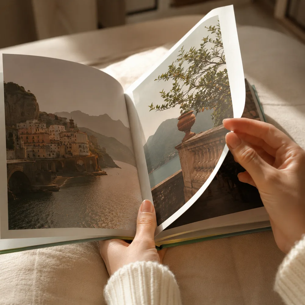 фото: руки листают книгу, тёплый свет