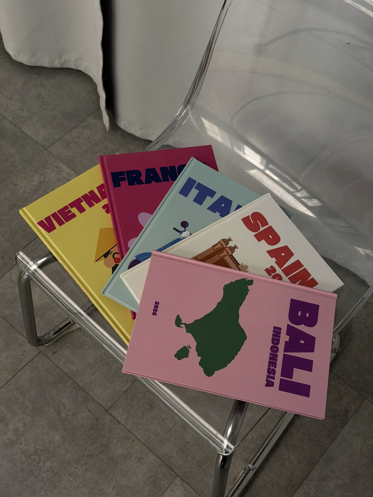 фото: стопка книг разных форматов